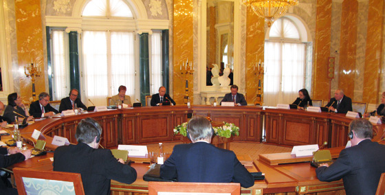Presidentti Halonen ja pääministeri Putin tapasivat suomalaista yritysjohtoa Konstantinovin palatsissa Pietarissa.